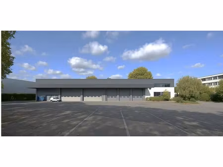 a louer  bâtiment d'activités  à villeneuve la garenne  de 1460 m²  disposant de 5 quais e