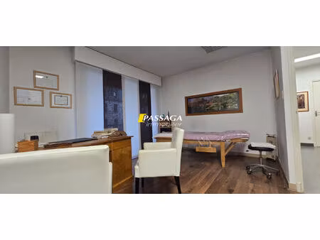 rodez proximité maison médicale : local professionnel de 60.60 m² - garage