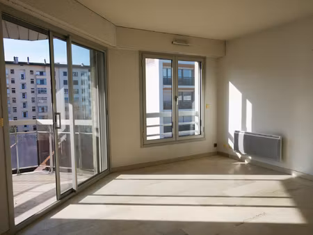 bel appartement t2 idéalement situé en étage élevé rue louis