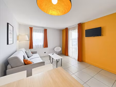 appartement de type 2 pièces dans résidence avec piscine