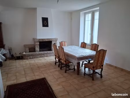 belle maison avec dépendances au centre de guerlesquin