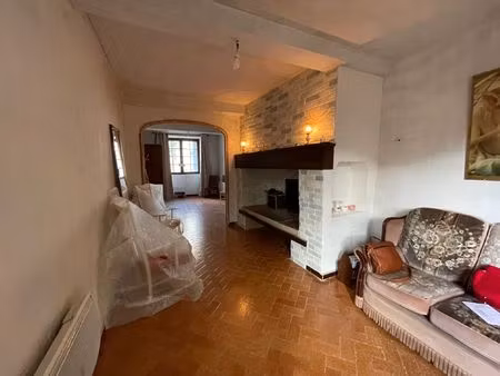 spacieuse maison de ville t5 avec cour proche des commodites