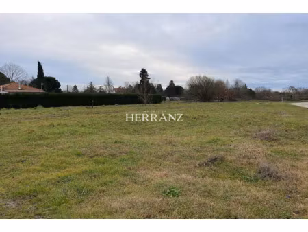 terrain constructible viabilisé de 1315m2 lamothe-montravel