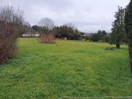 terrain constructible de 4 094 m² avec belle vue dégagée à 3 minutes du centre