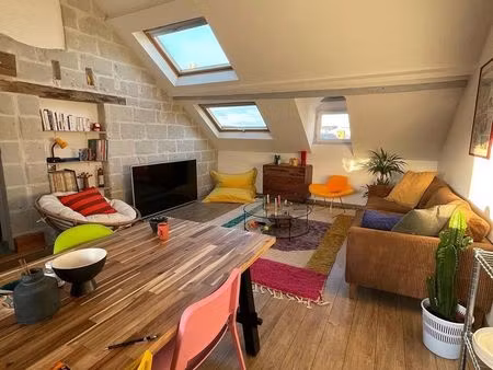 sous les toits d’angers – appartement de caractère en dernier étage