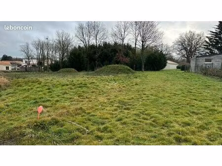 terrain 775 m² cugand