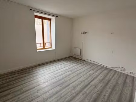 ? t1 bis rénové 28 m² – calme – cours-la-ville centre