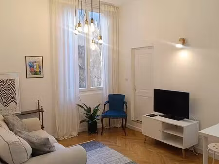 studio de charme rénové - centre ville historique