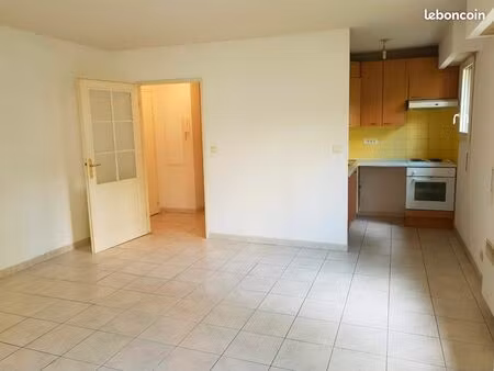 apparemment 2 pièces  garage fermé et cave