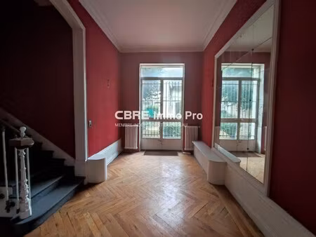 location local professionnel 152m²