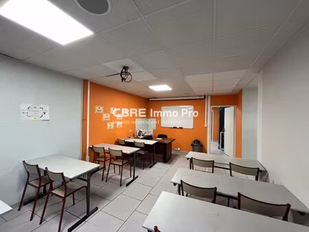 location local professionnel 68m²