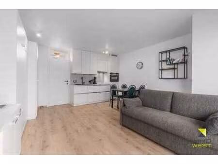 studio rénové avec vue latérale sur la mer