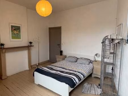 une chambre dans une maison en colocation