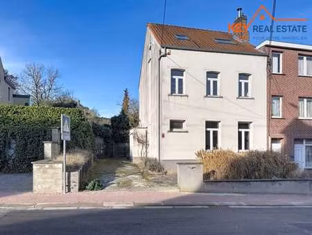 agréable maison 3 façades avec garage et jardin