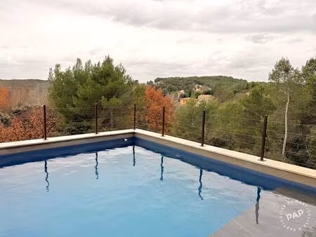 très belle maison contemporaine  neuve  d'architecte implantée en position dominante sur l