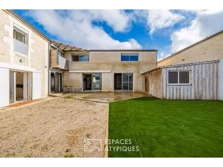 ancien chai réhabilité en loft avec verrière et studio indépendant