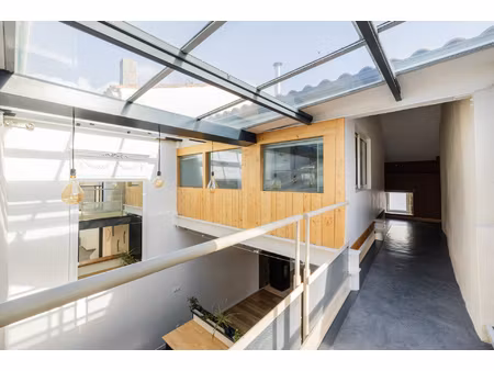 ancien chai réhabilité en loft avec verrière et studio indépendant