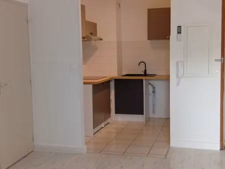 à louer t2 de 46 m2 en rez-de-chaussée avec terrasse   cav