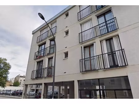 place de parking dans un immeuble sécurisé