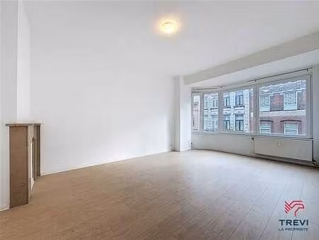 un appartement lumineux au cœur de charleroi.
