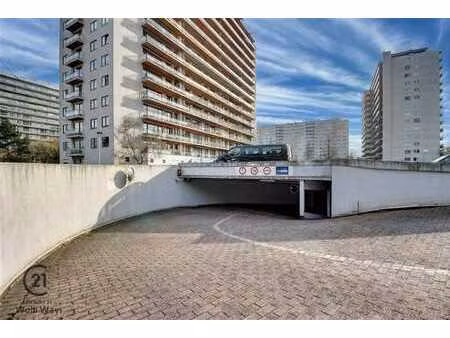 parc robert schuman | garage box fermé