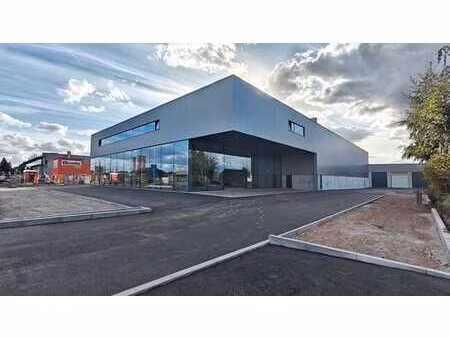 bâtiment commercial haut de gamme avec entrepôt et bureaux à