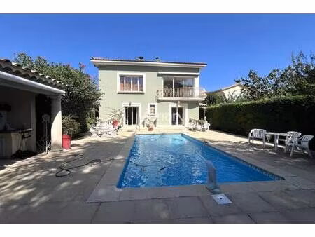 a vendre à draguignan  maison des années 20 avec piscine.