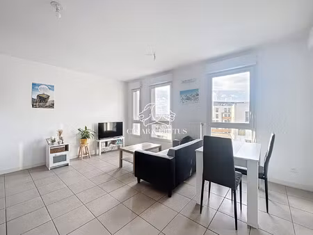 t2 en etage eleve avec balcon et garage