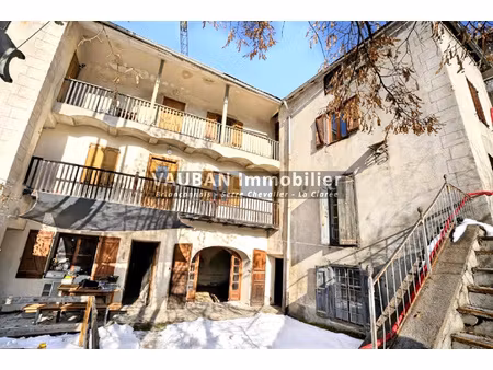 authentique bâtisse avec jardin  terrain et vue montagne à b