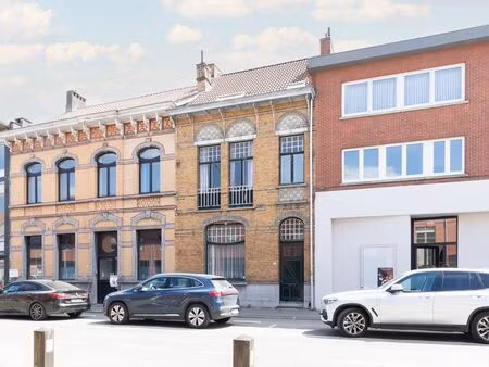 karaktervolle herenwoning in het centrum van wijnegem
