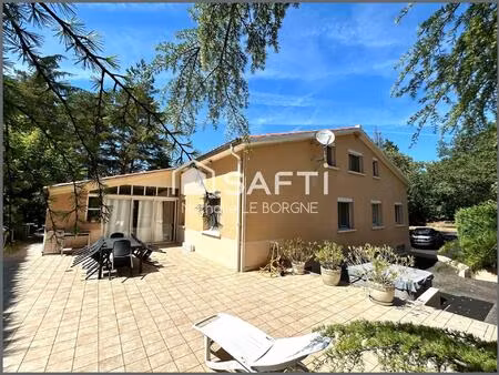 belle villa 5 chambres danc parc arboré