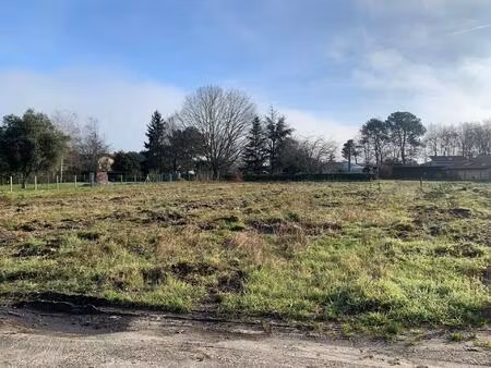 terrain orienté ouest  au calme  g1 en cours