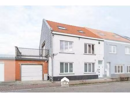 maison semi-ouverte avec terrasse et garage