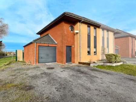 3 façades avec 4 chambres et garage en campagne d'herseaux !