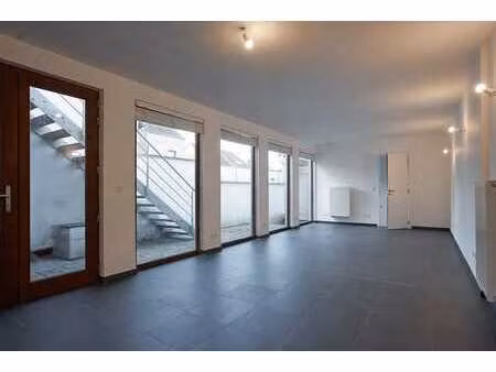 rez-de-chaussée commercial ou de bureau en excellent état !