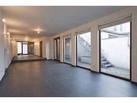 rez-de-chaussée commercial ou de bureau en excellent état !