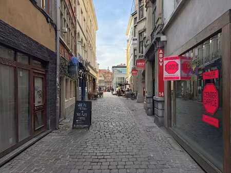handelshuis aan de vrijdagmarkt