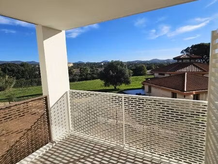 appartement t2 avec balcon et parking à frejus