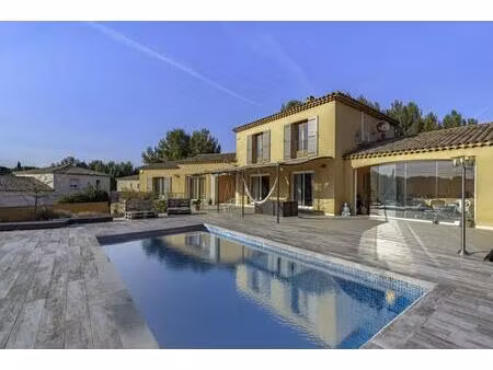 maison de 8 pièces de 200 m² située à istres