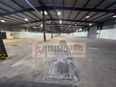 zi le muy entrepôt de 3784 m2