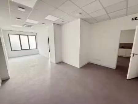 locaux professionnels à louer de 156m2