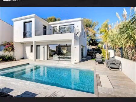 villa récente avec piscine