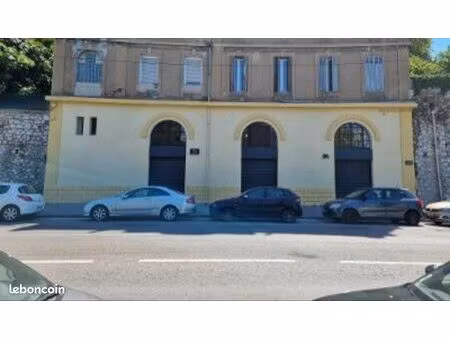 local commercial exclusif . idéalement situé pour un magasin ou un déstockage (400m2)