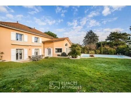maison familiale avec piscine proche du centre village