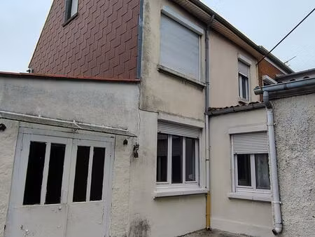 maison semi-individuelle à rénover  3 chambres  garage et jardin.