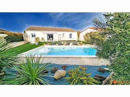 maison plain-pied avec piscine dans un environnement résidentiel.