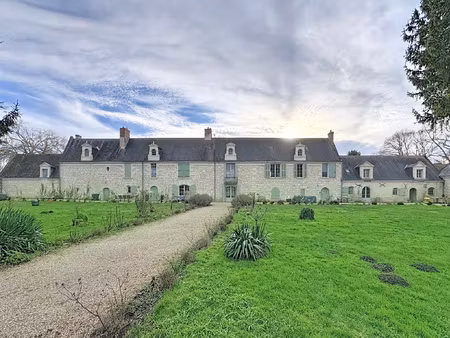 château 17e sur 4 80 hectares avec pigeonnier et piscine int
