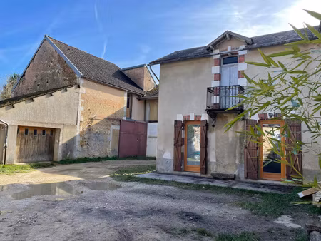 jolie maison ancienne située au coeur d'un petit village de