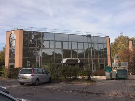 location local professionnel 843m²