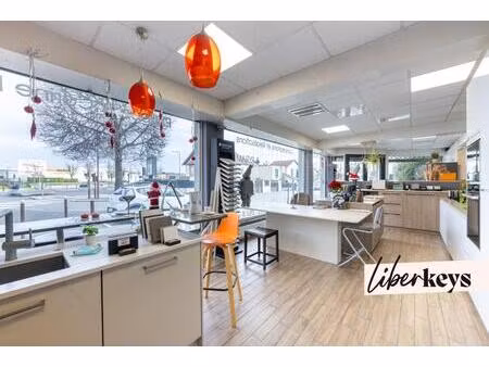 local commercial 220 m² avec garage  dépôt et visibilité maximale – d136